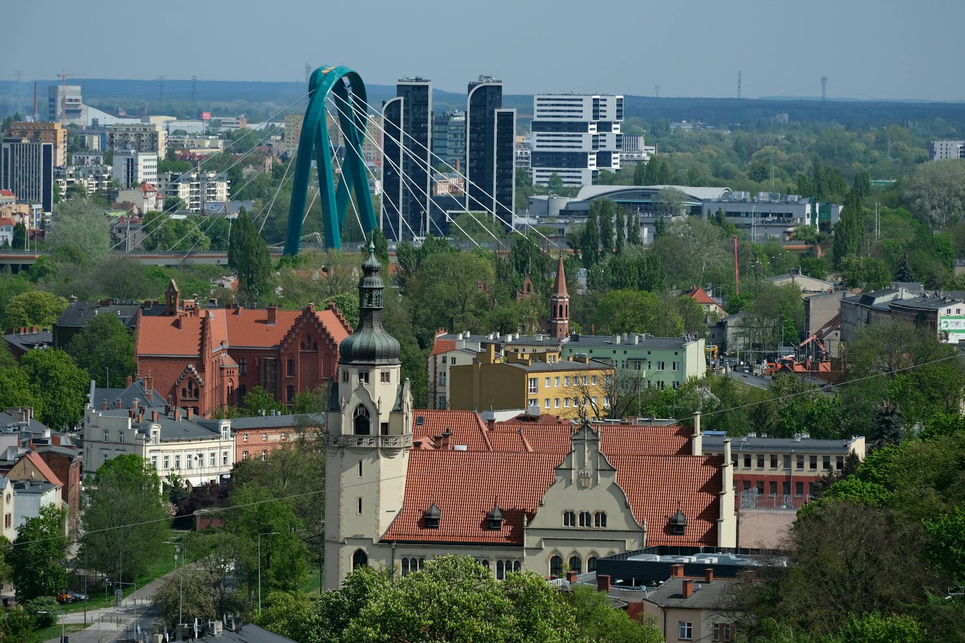 Stoisko informacyjne na Targach Pracy i Innowacji w Tarnowie, prezentujące liczne oferty pracy.